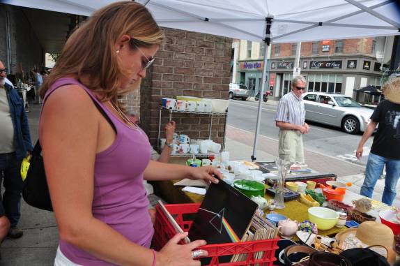 Folheando LPs antigos em feira de quinquilharias em Toronto, no Canadá
